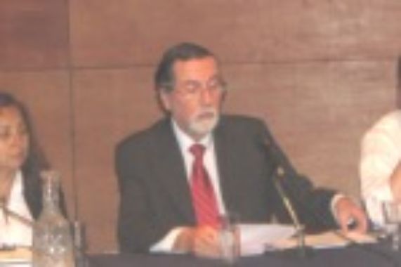 Rector Víctor Pérez en foro llevado a efecto en el ICEI