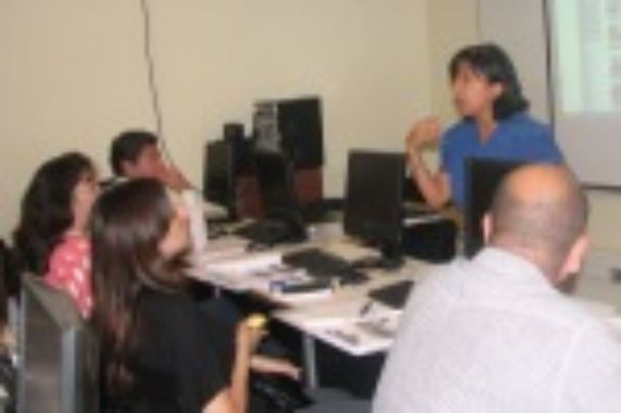 Profesora Patricia Peña en el taller de Manejo de Redes Sociales