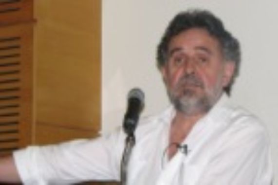 Profesor Carlos Vignolo, en el auditorio Jorge Müller del ICEI